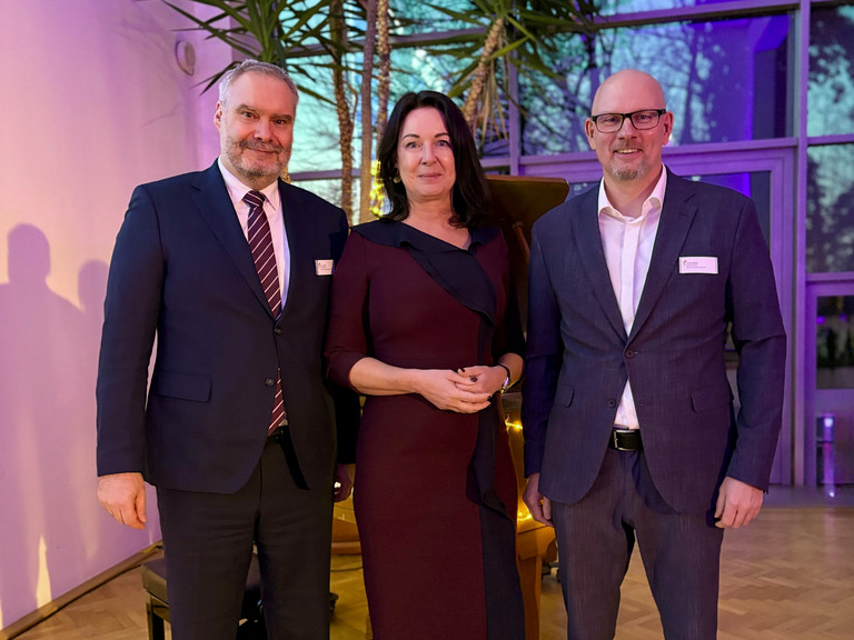 Roy J. Noack, Ministerin Müller und Frank Volkmar beim Neujahrsempfang der Immanuel Klinik Rüdersdorf Roy J. Noack, Ministerin Müller und Frank Volkmar beim Neujahrsempfang der Immanuel Klinik Rüdersdorf