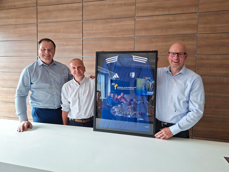 Vorstnadsmitglied des FC Strausber, Daniel Thamm und Frank Volkmer halten einen Bilderrahmen mit einem Trikot des FC Strausberg Vorstnadsmitglied des FC Strausber, Daniel Thamm und Frank Volkmer halten einen Bilderrahmen mit einem Trikot des FC Strausberg